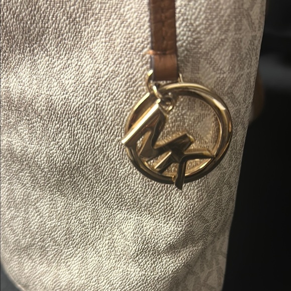 ❣️4/$20 ❣️Michael Kors Cream Shoulder Bag - Picture 5 of 11
